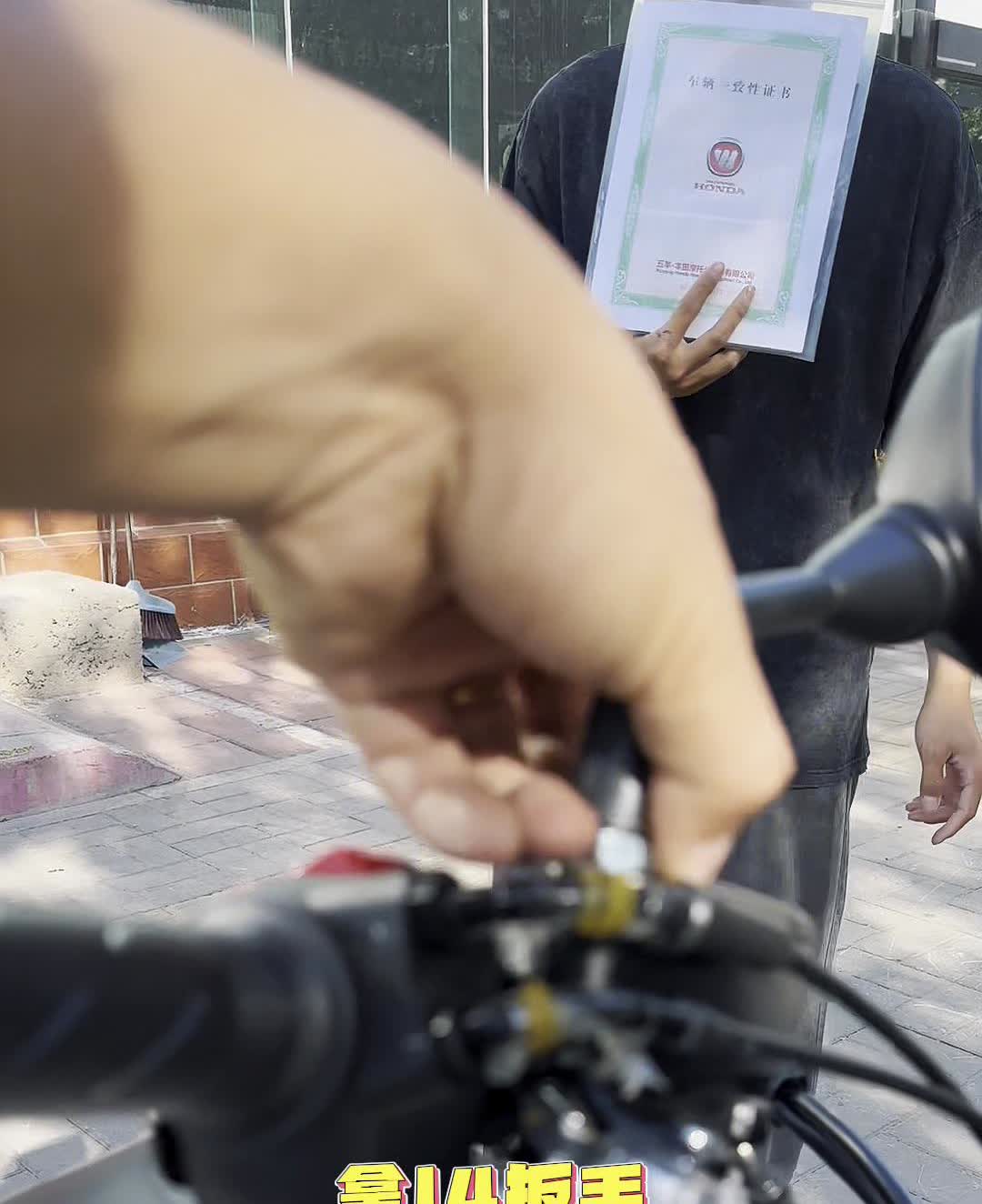 Honda NX400提车。
29980，NX400带回家。放大砂岩灰这个颜色