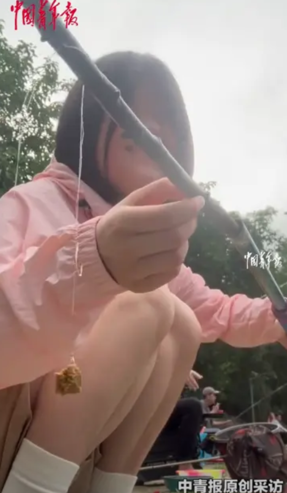 “这就是命啊！”6月2日，四川成都，一女子看见河边有人钓鱼，于是突发奇想，随手用