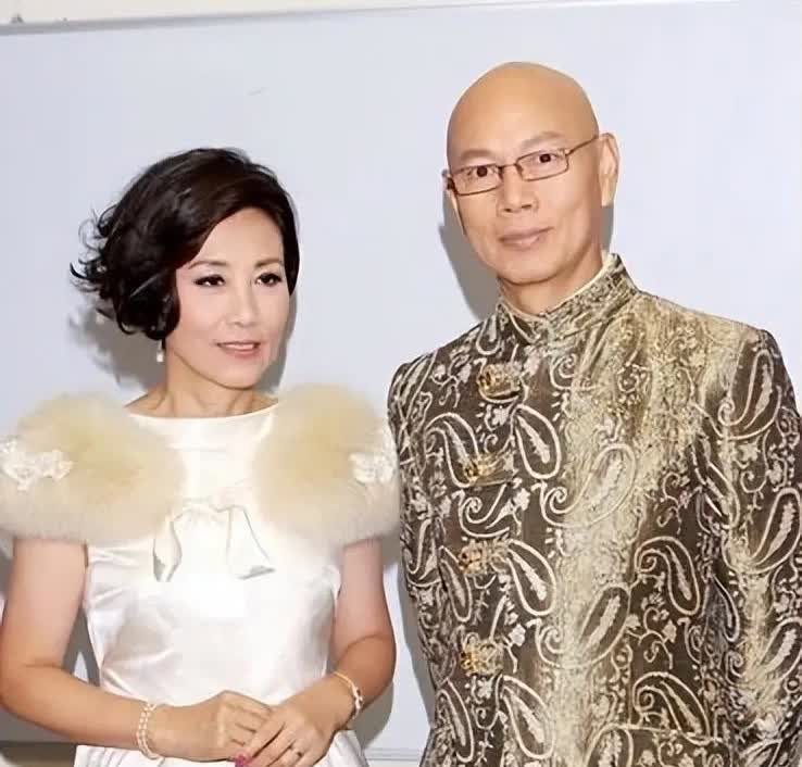 2024年，汪明荃准备将2亿港币全部捐献慈善机构，不料，丈夫罗家英一句话让汪明荃