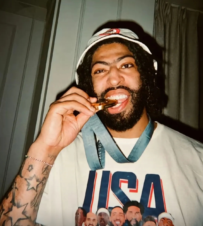 怎么都在骂浓眉啊，浓眉作用很大啊
篮板保护，前场补篮，虽然这把简单球没打进，浓眉