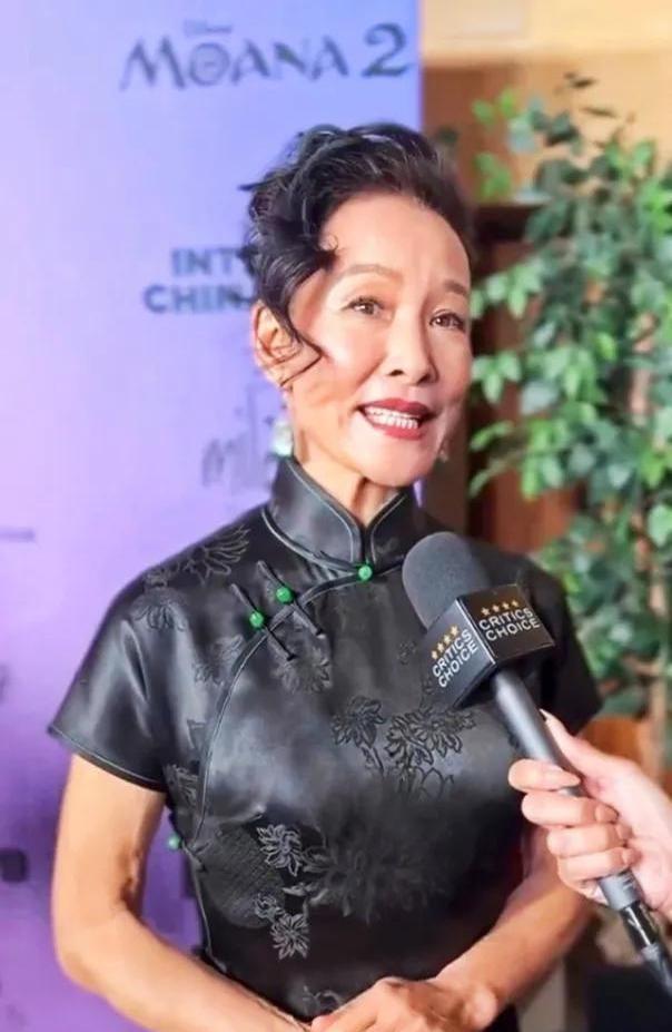 时光果然最是公平，最近偶遇某位老牌女星的近照实在让人唏嘘。
镜头里63岁的她穿着