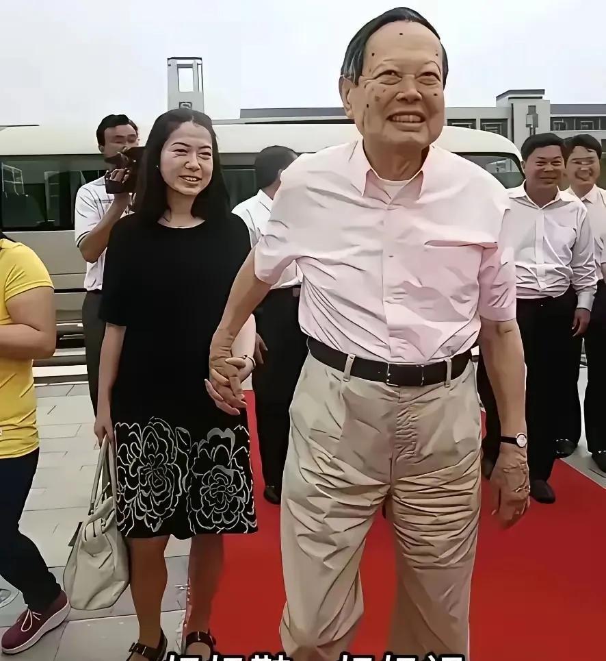 嗐，这不是典型的一失足……
这头亲事，她爸妈是用什么心情去同意的？她当时想的是什