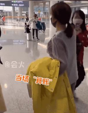这可爱的小妮子，现场就来个拳打脚踢呀！松松这几个动作咋像是撒娇呢，娇俏的很，她随