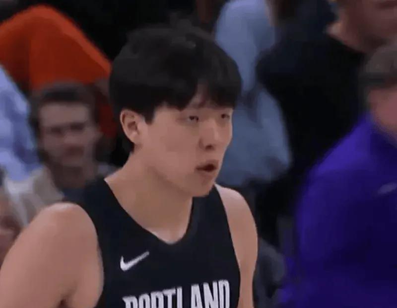 杨瀚森估计没NBA的机会了。
开拓者打爵士，出战3分47秒，得到2分。
二三四节