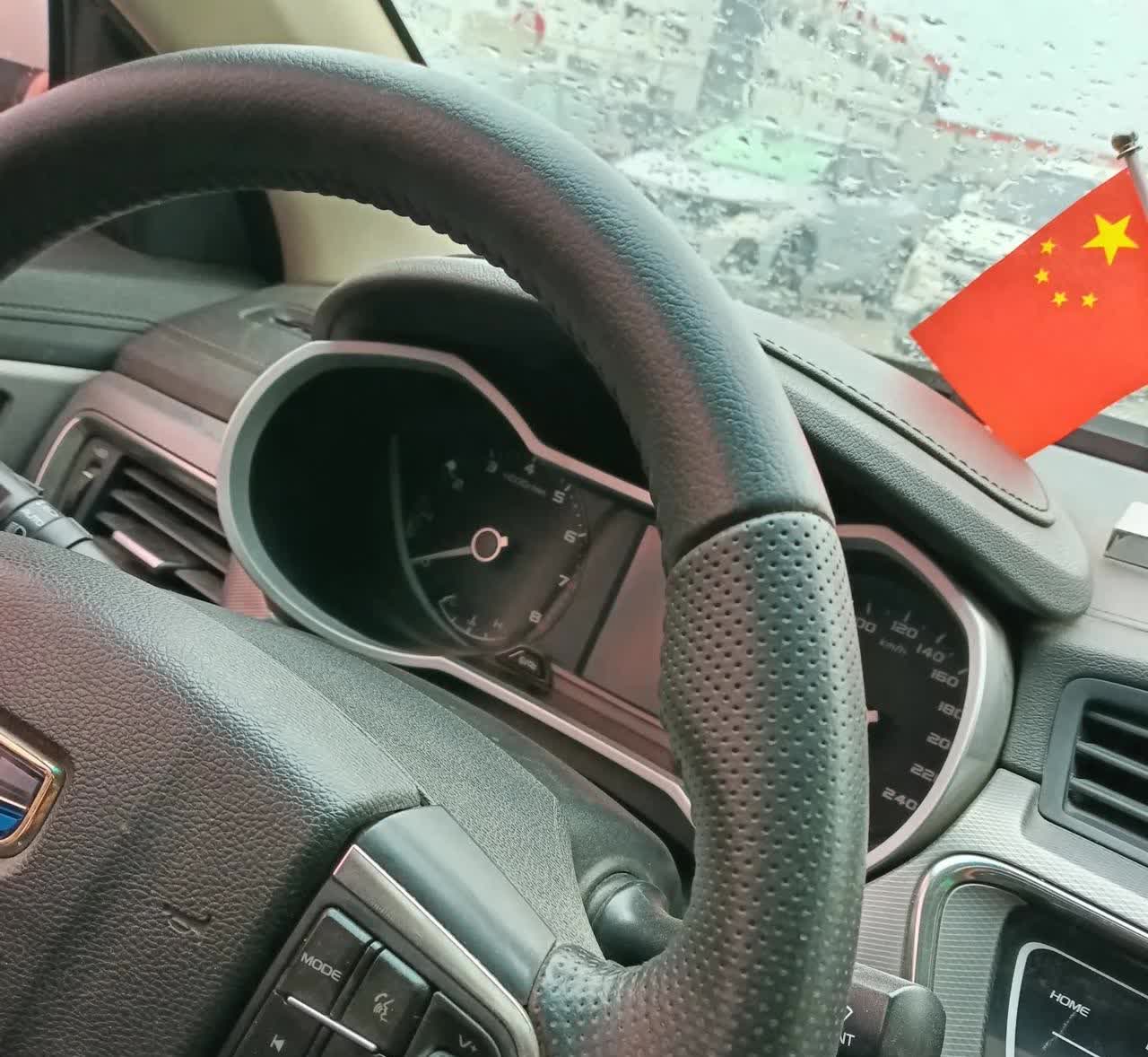 前段时间去检测站审车，审车前，车辆一切正常，检测上线都挺顺利的，没有出现问题。按