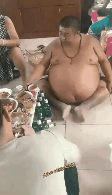 这位大哥瘦的只剩下肚子了