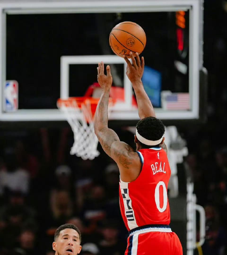 快船以102-115不敌太阳。比尔赛后接受了记者采访，当被问及在快船更衣室或管理