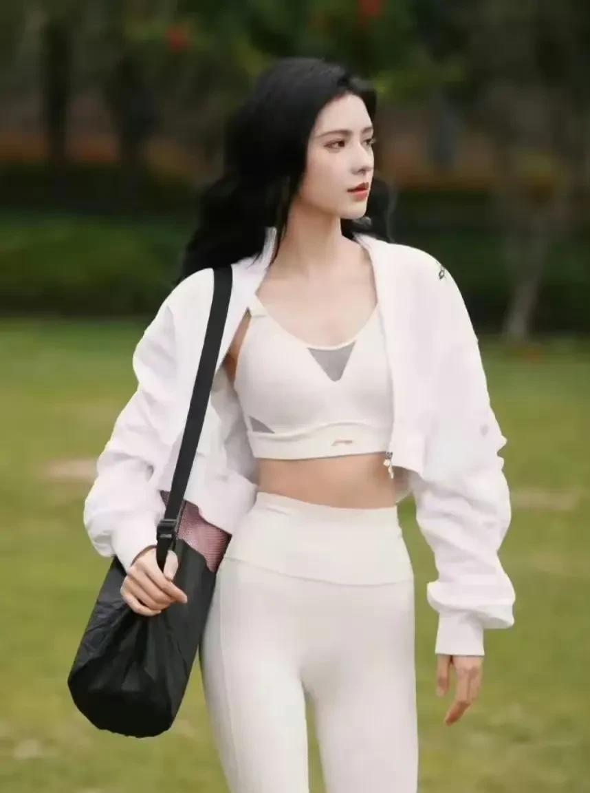 女明星们练瑜伽的照片，你觉得谁的身材最好呢，个人觉得钟楚曦太让人感觉惊艳了，这一