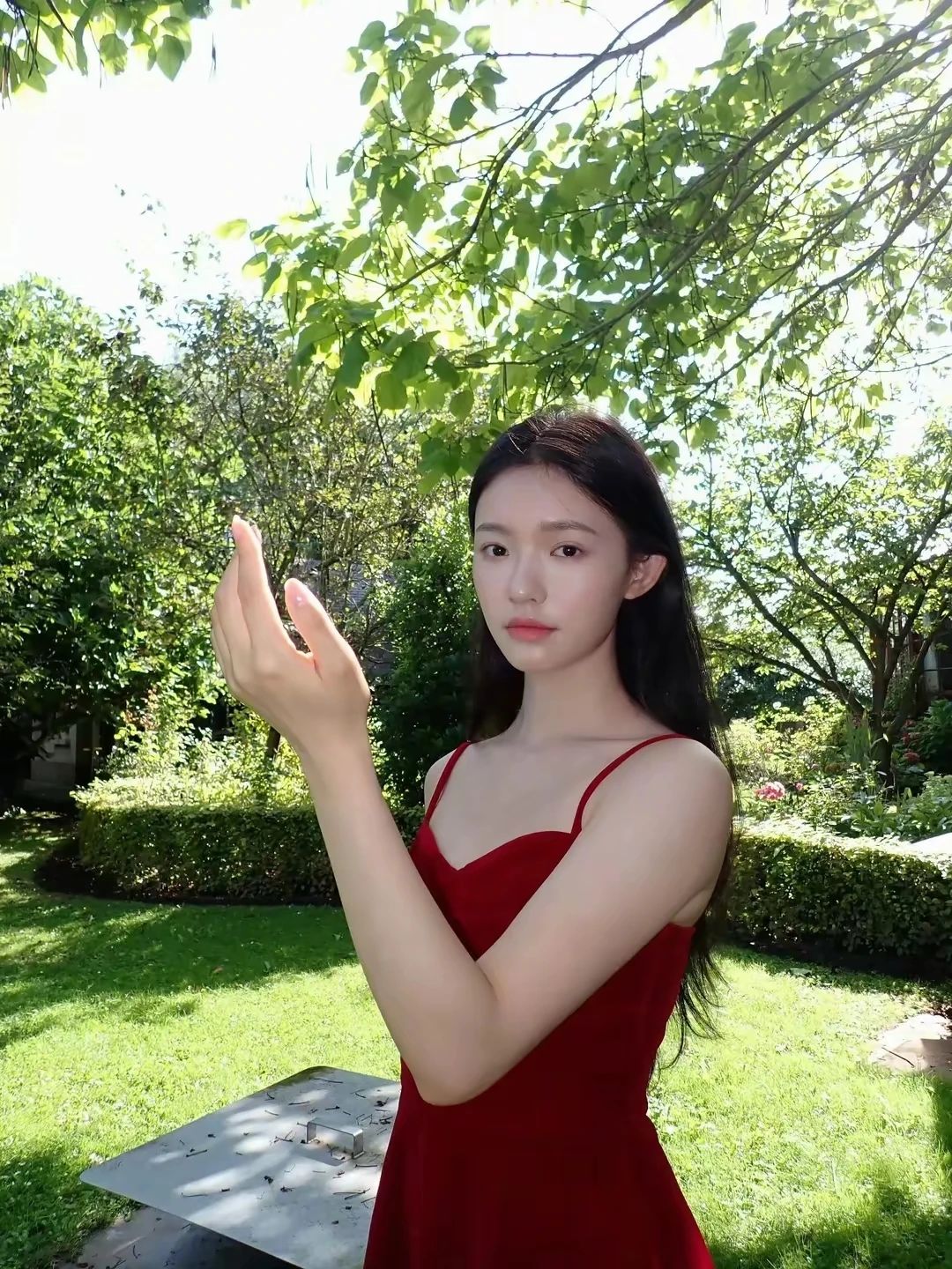 林允穿小吊带，解锁别样性感风情