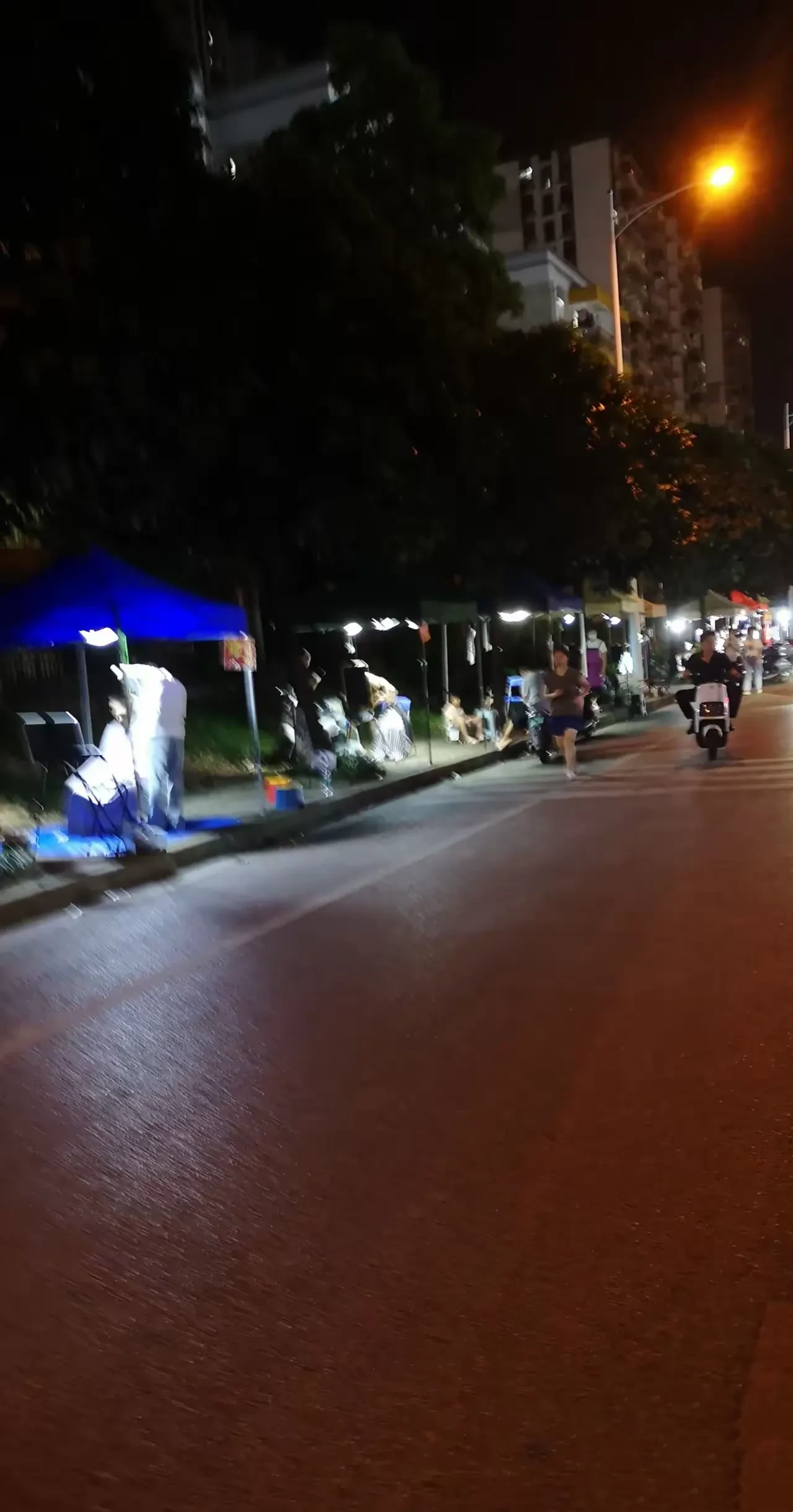 不可思议！广东深圳，有一家理发店的老板驾车回家的时候，发现一条街道短短100多米