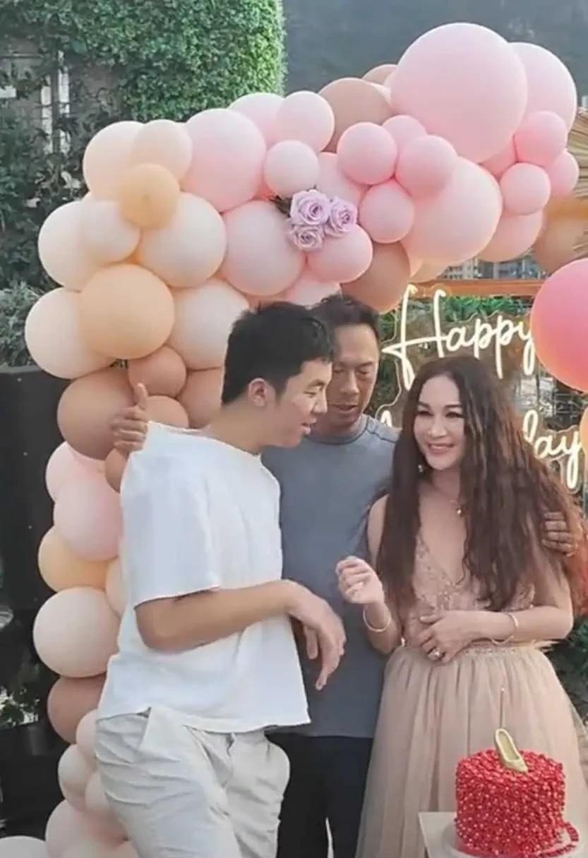 温碧霞这一家，真是太搞笑了温碧过生日，儿子要去吻妈妈脸，何祖光一把就把儿子拉开了
