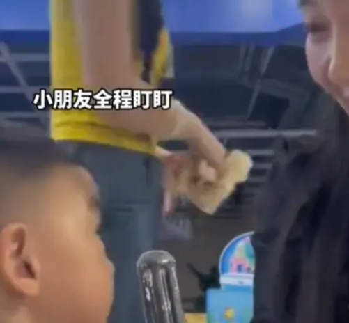 情商瞬间提升！山东一位妈妈带着儿子在外面玩耍时，发现儿子一直目不转睛地盯着一位陌