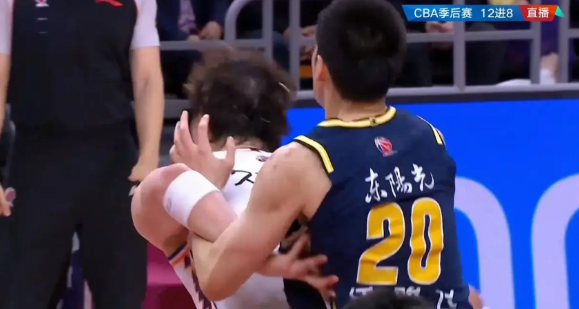上海久事队中锋王哲林真是太让人心疼了！在今天上海久事客场挑战广东东阳光的季后赛首