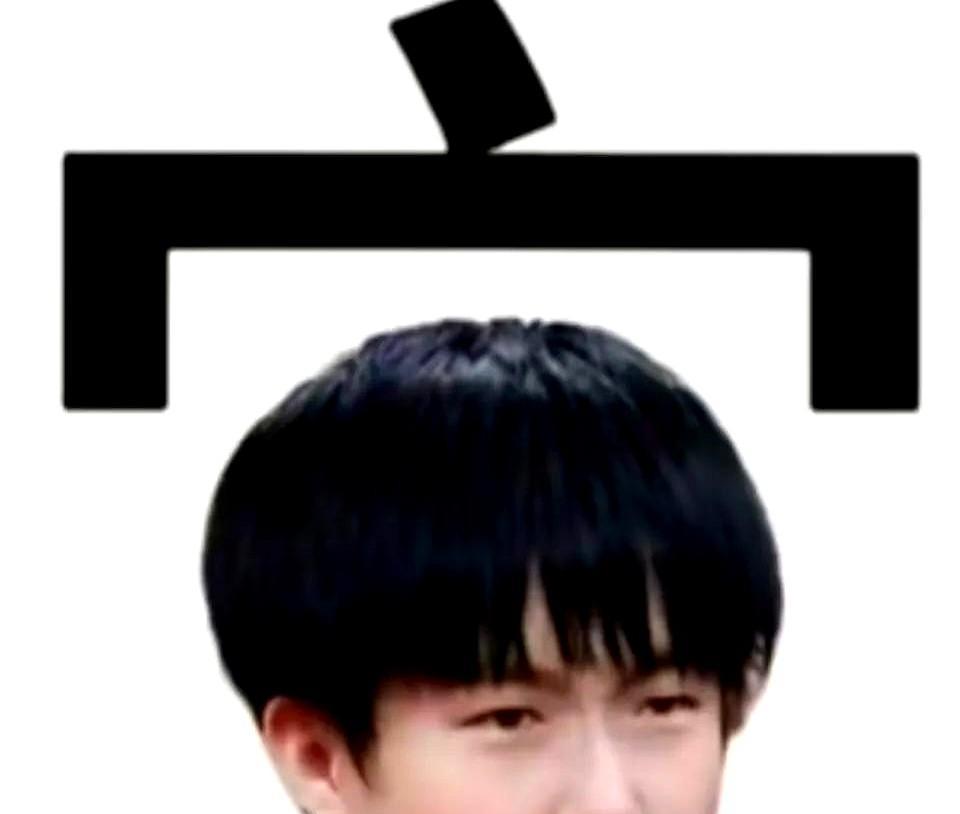 王楚钦这一下又被挂网上了，明明不会写“实”字的是梁靖崑，活动现场王楚钦在旁边出主