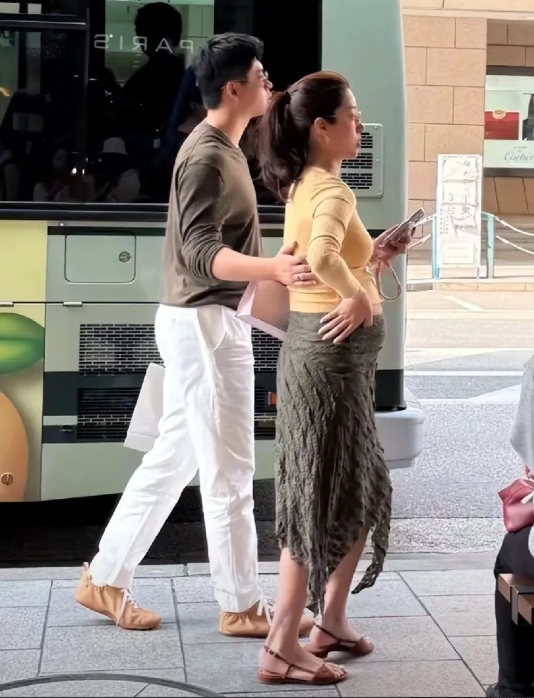 发现没？
再漂亮的女人，孕期都是一道坎！
杨采钰多大气漂亮的女人啊，可是怀孕后，