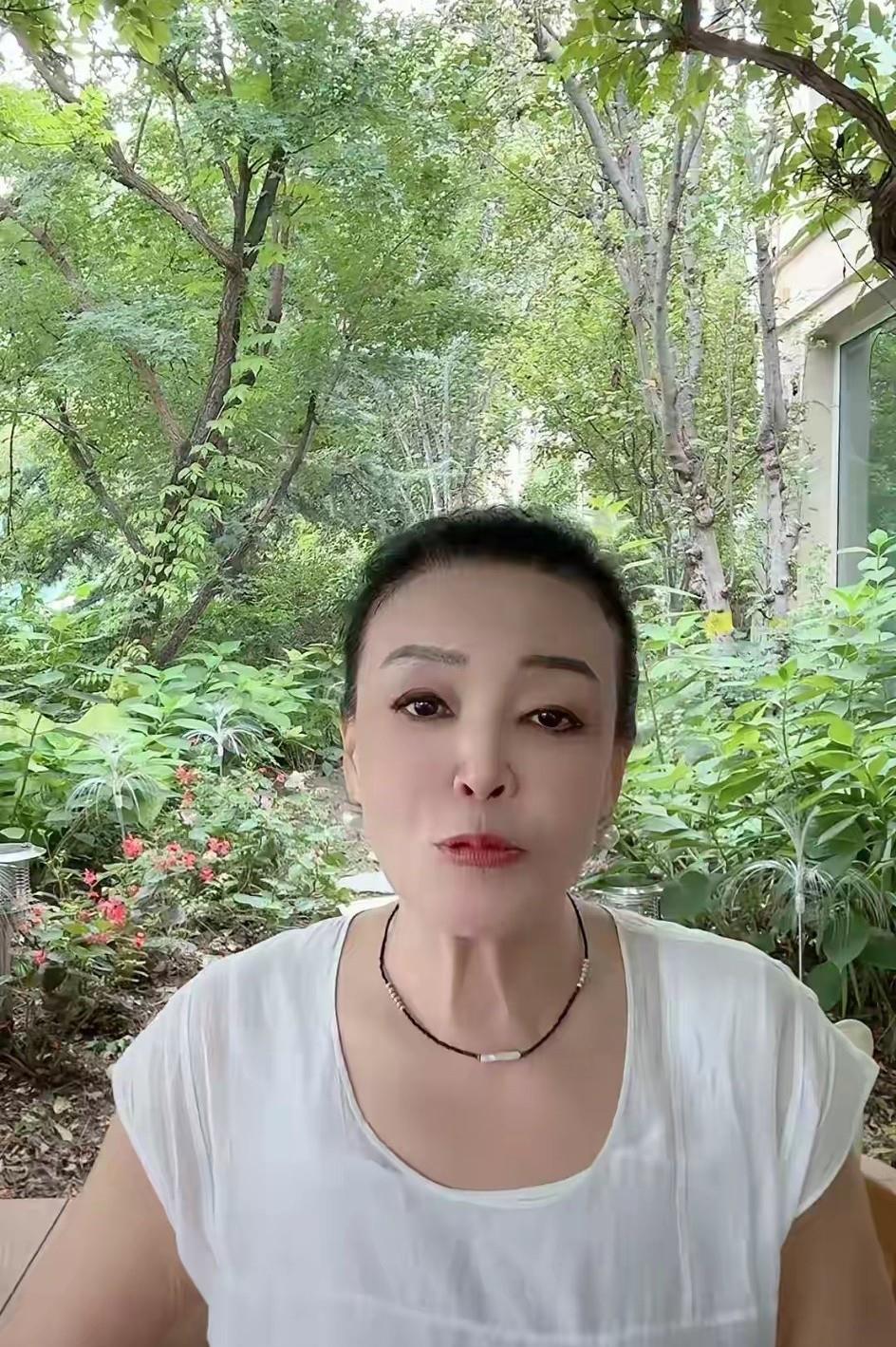 张兰又直播了
她这次是在自己家的院子里
身边没有助理，只有她一个人，但是身后的院