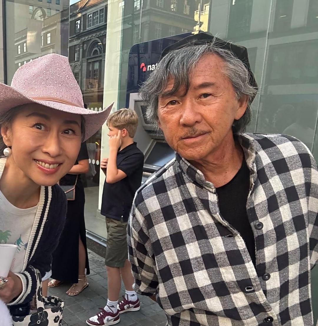 在英国街头偶遇林子祥叶倩文夫妇，林子祥看起来苍老了好多，头发花白，脸上很多老人斑