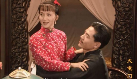 1995年，《大宅门》开始筹拍，男主定了陈宝国，已经给了他9万片酬。可是进组后陈