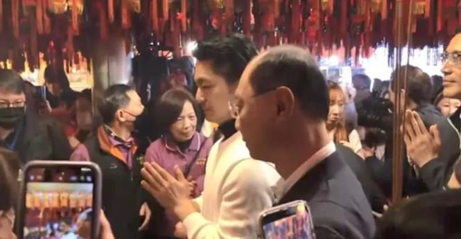 蒋万安宫庙参拜  遭民众呛声：去拜你阿祖蒋中正

蒋万安今日到位于二二八公园内的
