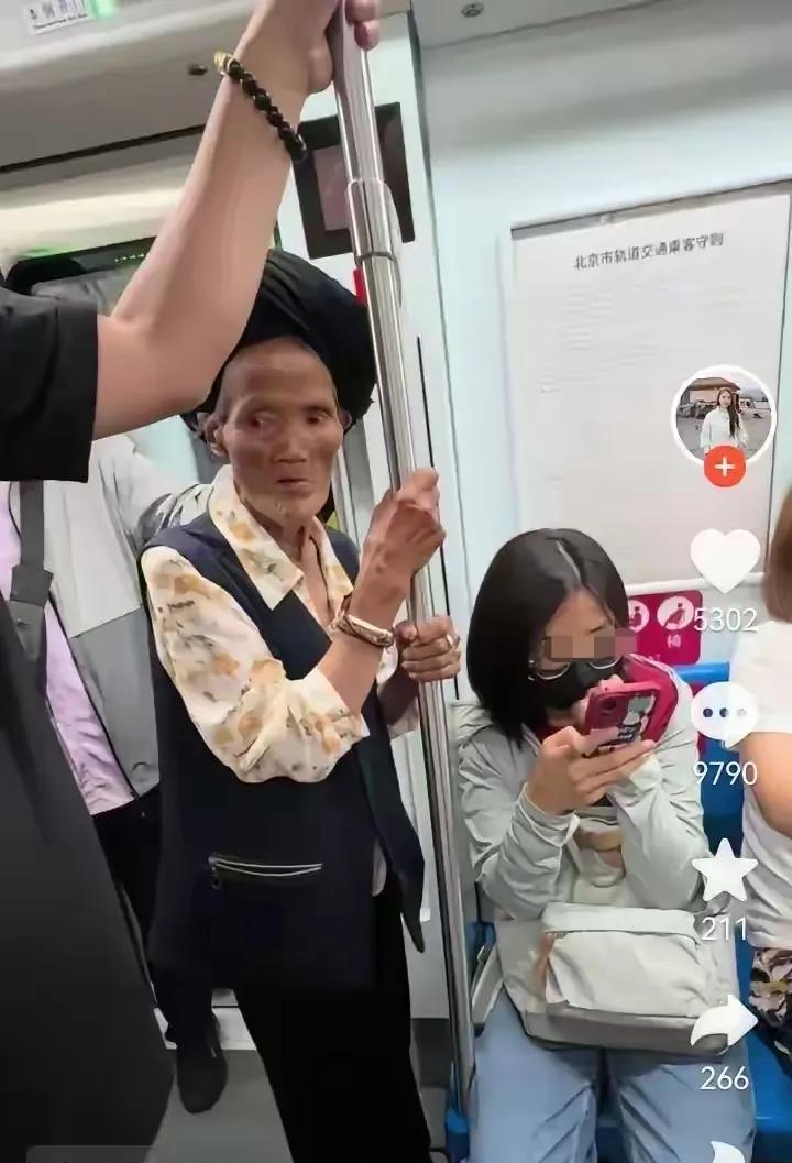 地铁上看到的一幕。
只见一位八十多岁的老奶奶，手扶立柱站在车厢里，她的旁边就是爱