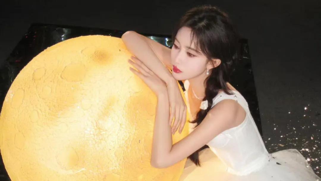 孟子义这是要把我们甜到齁！白色连衣裙将“甜妹”人设进行到底