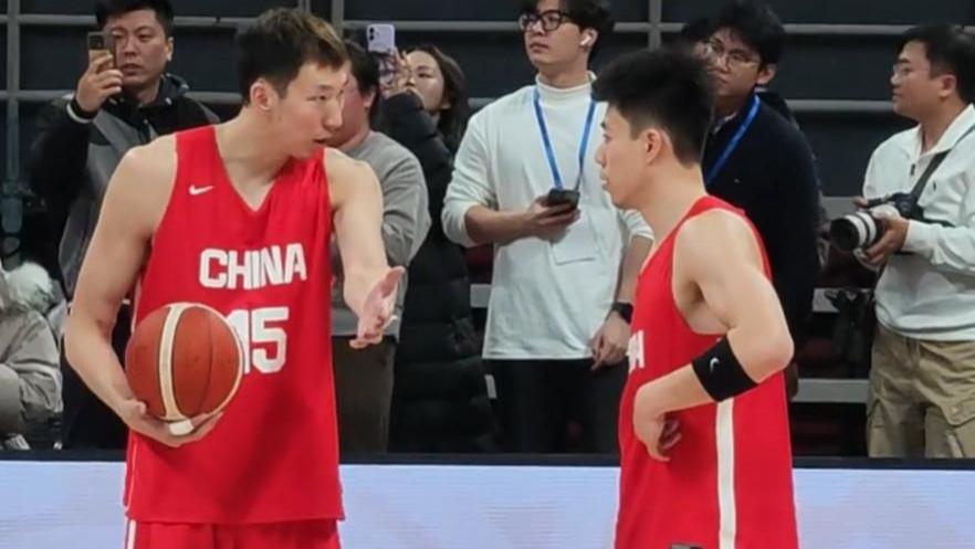 众人投篮保持状态，周琦给张镇麟开小灶，赵睿特写