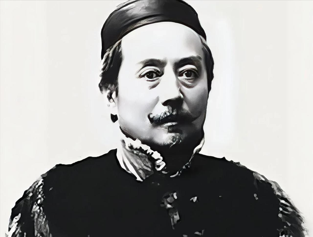 1871年德国火车上，辜鸿铭手拿报纸，倒着在看。两名德国小伙在一旁用德文嘲讽：“