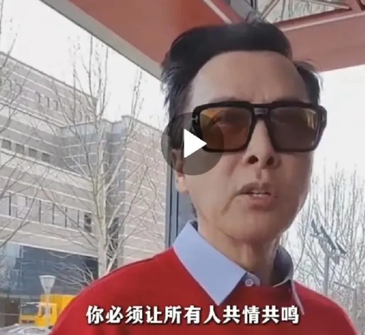 甄子丹竟然这么老了。
昨晚看了一个他在两会期间接受采访的视频。丹叔老态尽显：发际