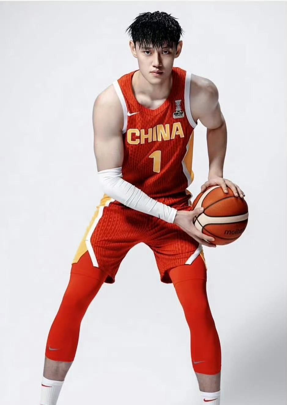 篮网记者Brian Lewis认为，曾凡博是填补篮网最后一个双向合同名额空缺的最