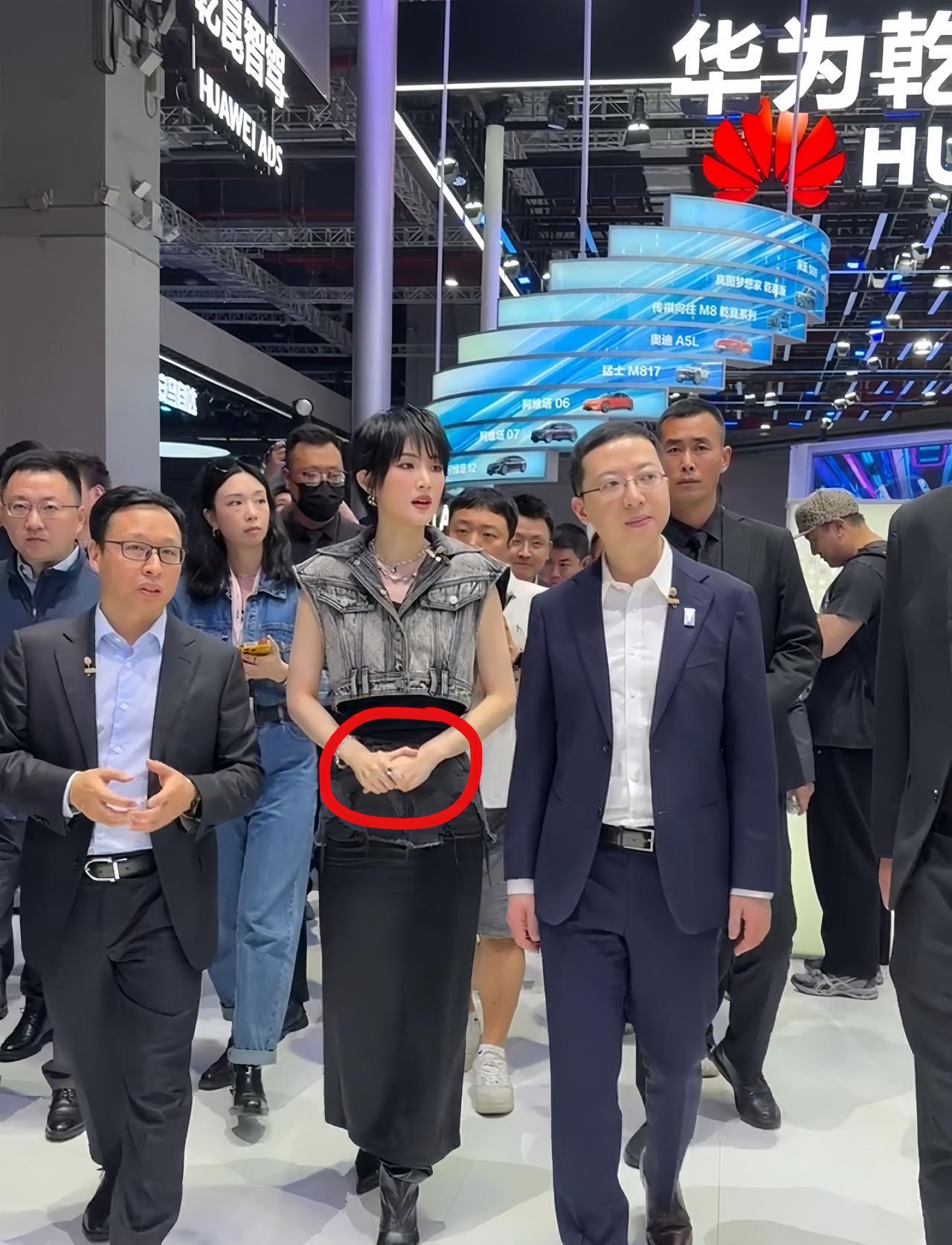 姚安娜
实在不行你就退出娱乐圈吧
我看你也没必要在这个圈子混了，你看看哪个明星像