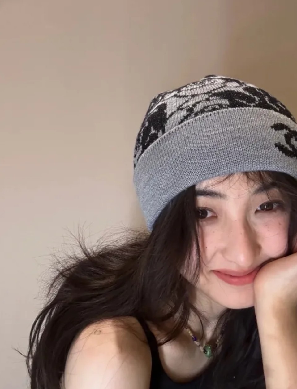 张子枫素颜近照曝光，肩部小巧“笑脸”纹身引热议。该纹身承载其电影角色记忆，象征她