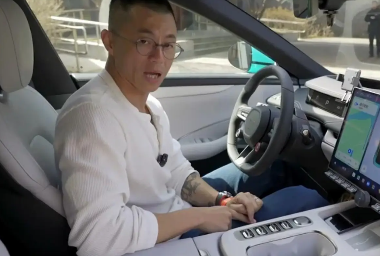 陈震: 电动自行车不安全，建议禁！

今天上午，陈震专门出了视频讨论这个事情，他