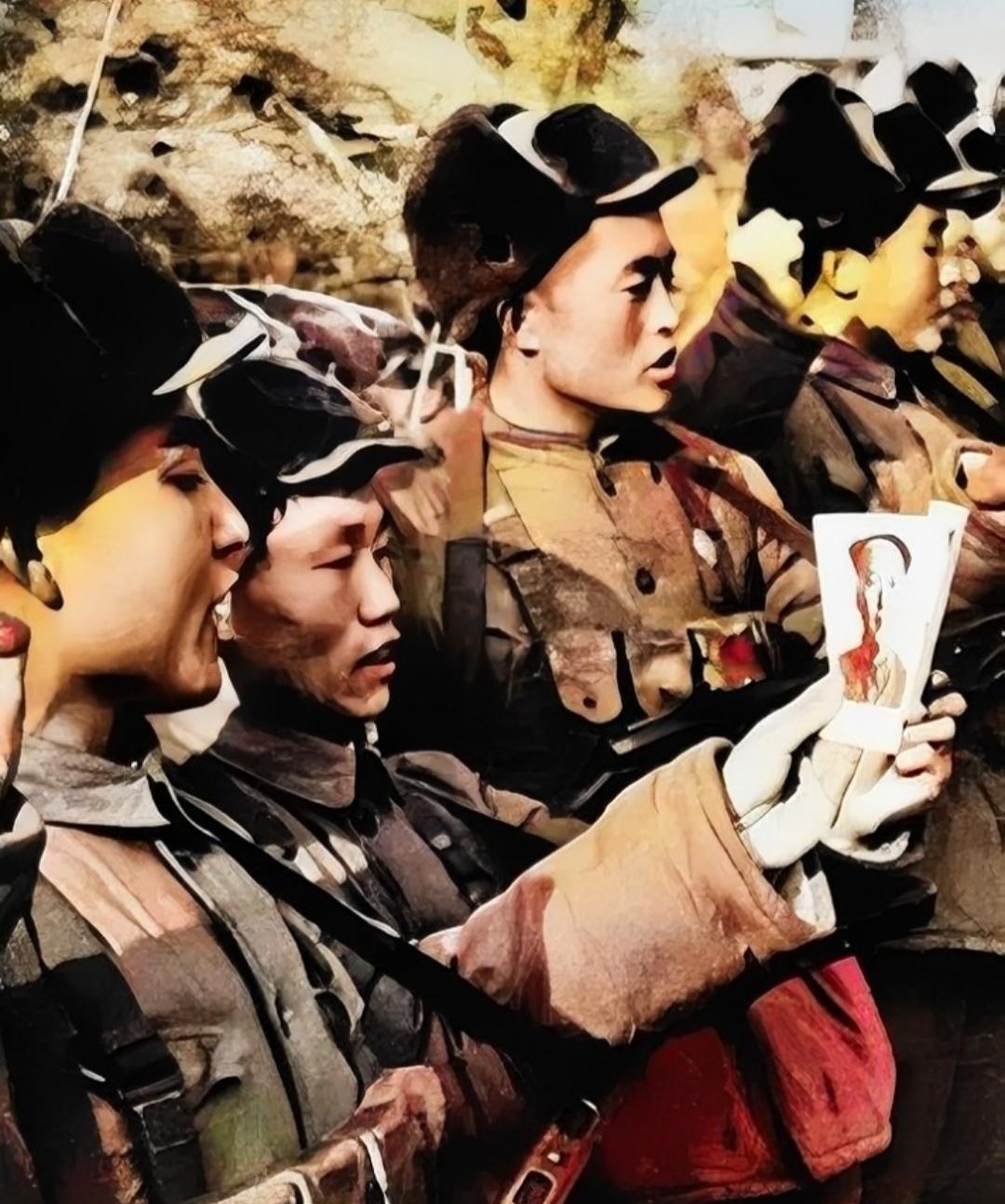 1952年的朝鲜战场，坚守在上甘岭阵地的志愿军战士们，他们手中拿着毛主席的照片，
