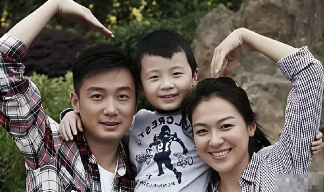 哇塞，幸福甜蜜的一家三口，照片右边这个温柔贵气质，如花似玉的不就是曾经娱乐圈里的