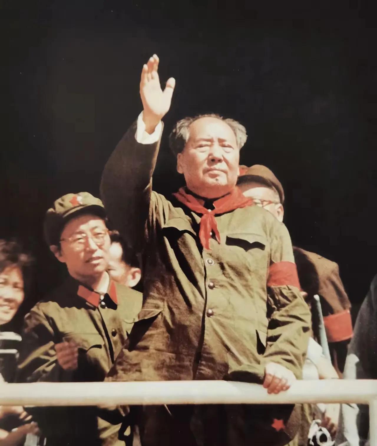 吃水不忘挖井人，              幸福全靠毛主席！          
