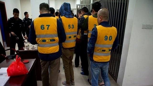 看守所三无人员的生活：没吃的、没穿的、没用的，日子极为艰难