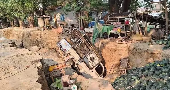 缅甸强震经济受重创











缅甸突遭强震，大地裂开巨大的口子，房屋