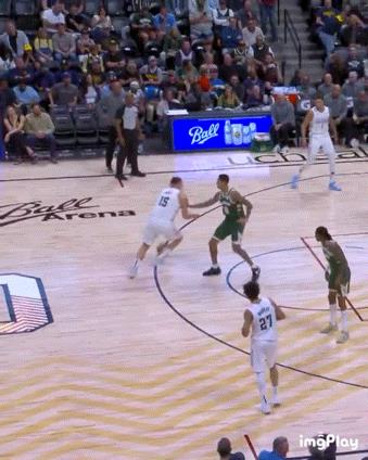 NBA 年度最佳助攻来了！
连我一个平常不咋看篮球的人都反复观看了几十遍，太飒了