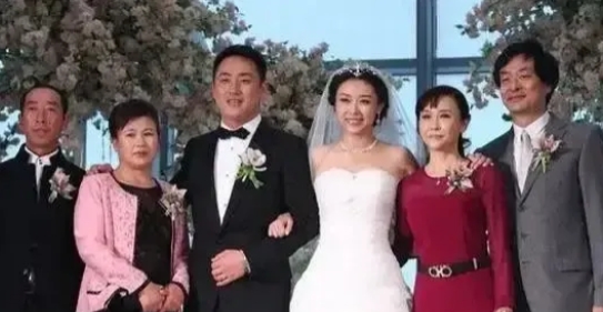 那年，濮存昕拍完戏回到家中，妻子宛萍却不让他进门，而且给出的理由也让濮存昕哭笑不