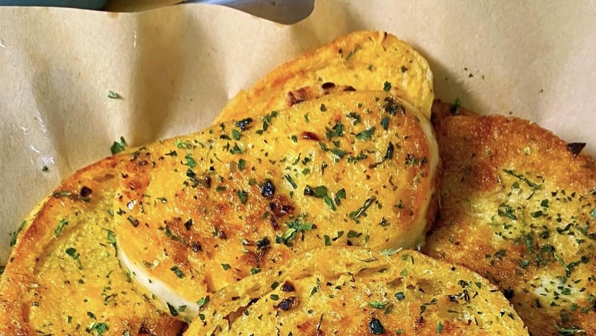 厨房魔法时刻：把隔夜馒头变成灵魂烧烤，全家抢疯的葱香烤馍片