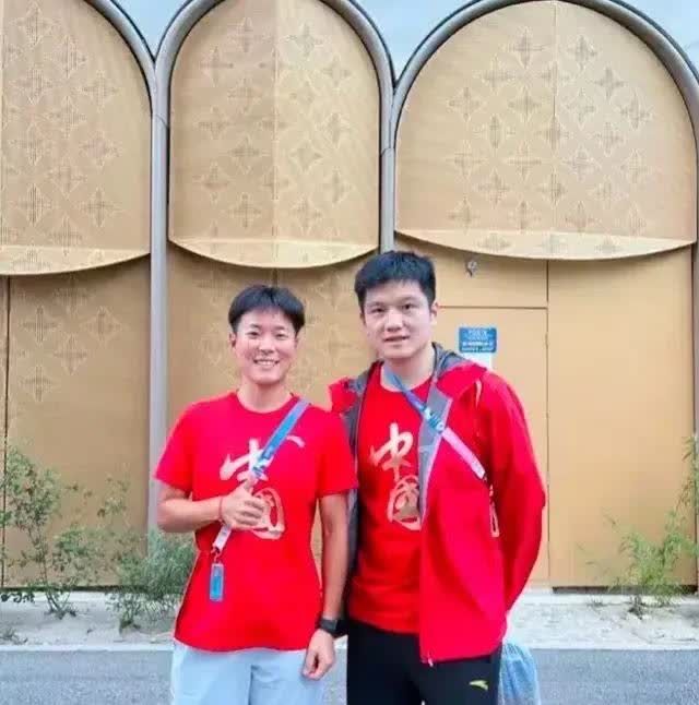 樊振东我认识，旁边的运动员又是谁