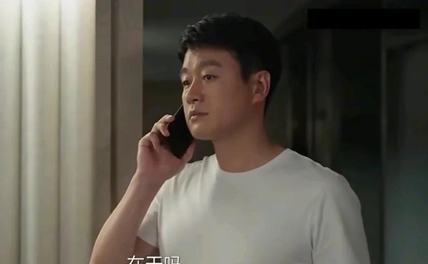 《我的后半生》，当沈青和艾斯躺在地板上暧昧对视，下一步就要牵手时，是丽娜的一个电