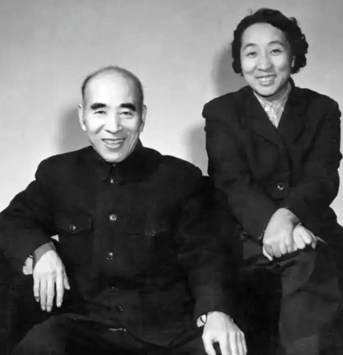 这两口子还真有夫妻相。
高颧骨、尖下颏、通天鼻，特别是笑起来，嘴形都一模一样。大