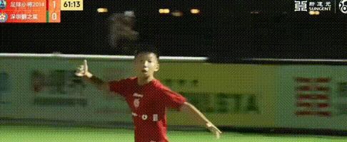 11岁干翻大一号！
全场沸腾到破音，家长全泪崩。
昨晚2034杯，一群小一岁的娃