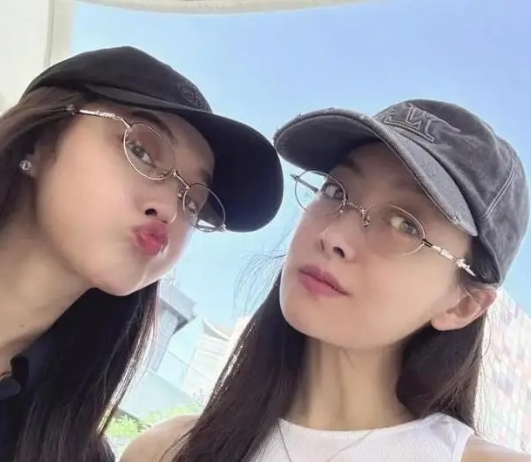 爱马仕配劳力士，富婆的姐妹还是富婆，张佳宁和宋茜又约会啦！