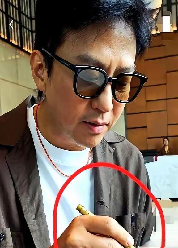 一个在邓超身边工作过的化妆师朋友偷偷说，她说邓超私下根本就不是电视上那样的！
有