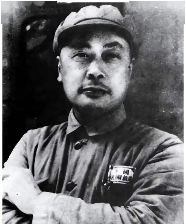 1938年，新四军司令陈世俊去买香烟，结账时却无意看见了店老板的手腕。愣了一下之