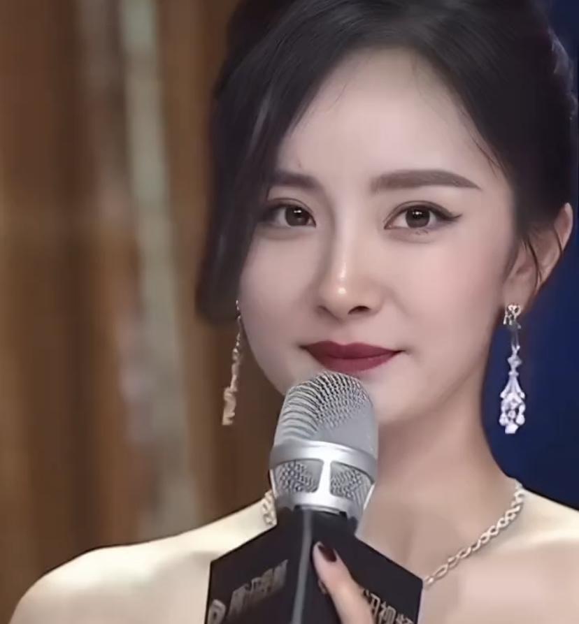 杨幂 是真的好看啊！就说在《万物生》里演宁绣绣，穿粉色的样子，跟水蜜桃似的，又甜