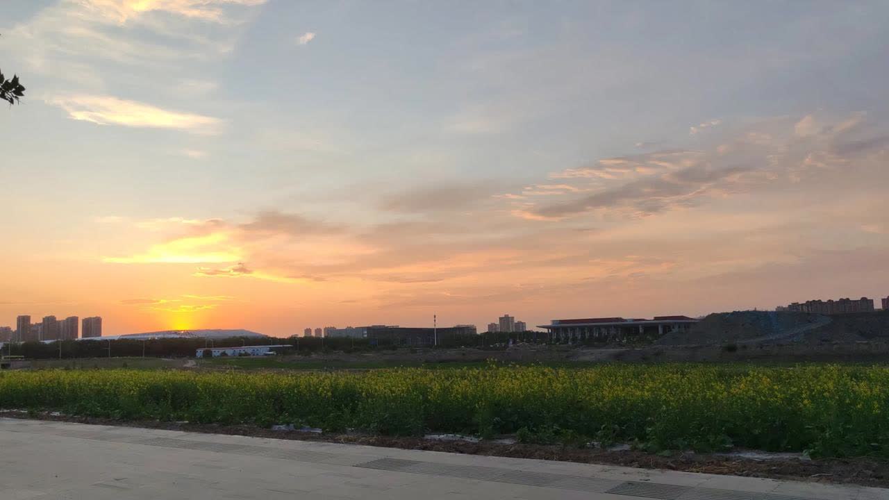 早晨步行时，经过一个十字路口等红灯。身旁的交谈声引起了我的注意。扭头一看，是一大