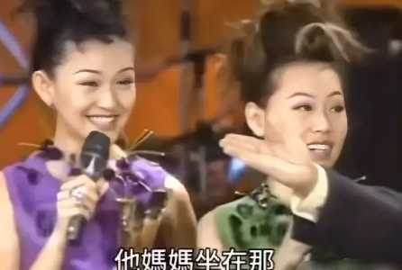 刚出道的大小S在台上感谢妈妈，S妈年轻时怎么和小梅这么像？ ​​​
